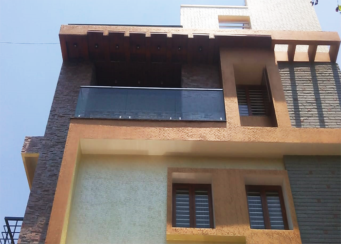 staircase-steel-and-glass-balcony-railing-manufacturing-in-bangalore